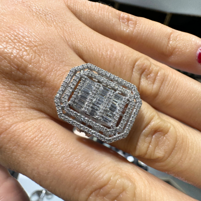 Ring with 0.66 ct Baget Diamonds and 0.72 ct round diamonds