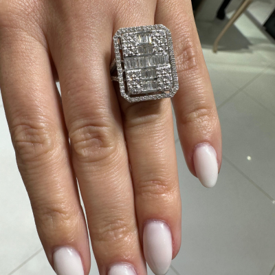 Ring with 0.75 ct Baget Diamonds and 0.90 ct side diamonds