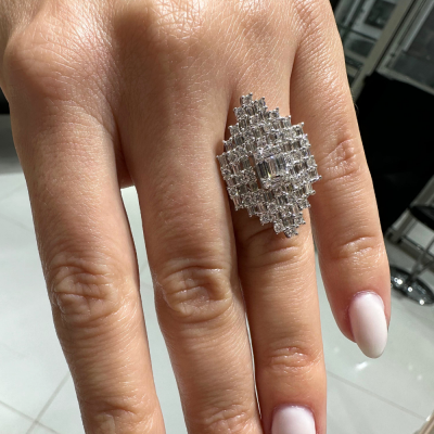 Ring with 1.02 ct Baget Diamonds and 0.78 ct side diamonds