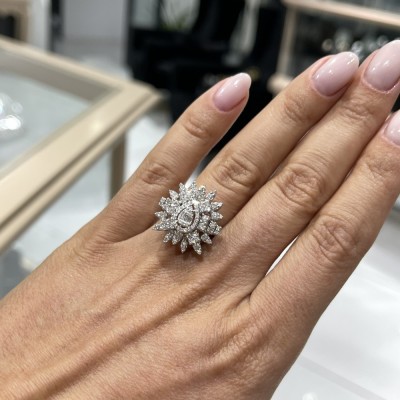 Ring with 0.06 ct Baget Diamonds and 1.15 ct round diamonds