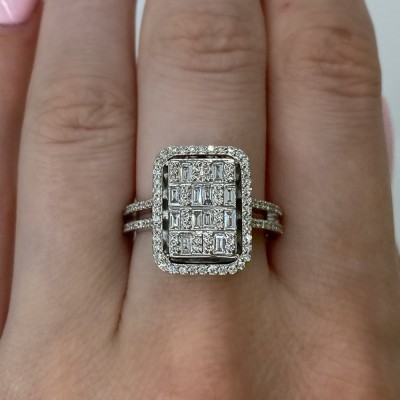 Ring with 0.30 ct Baget Diamonds and 0.42 ct round diamonds