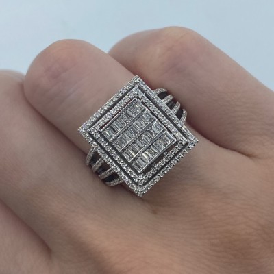 Ring with 0.43 ct baget diamonds and 0.57 ct round diamonds