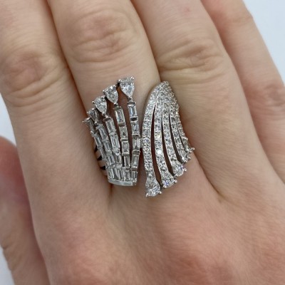 Ring with 1.30 ct Baget Diamonds and 0.44 ct round diamonds