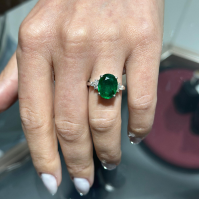 Ring with Diamonds of 0.27 ct and Emerald of 4.69 ct