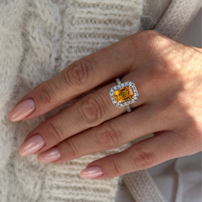 Ring with diamonds of 0.33 ct and yellow sapphire of 3.71 ct