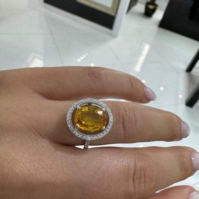 Ring with diamonds of 0.41 ct and yellow sapphire of 3.56 ct