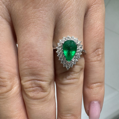 Ring with Diamonds of 0.57 ct and Emerald of 1.35 ct