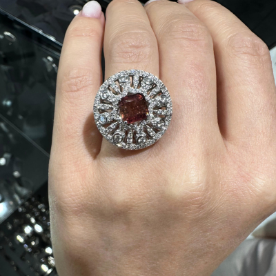 Ring with 0.93 ct Diamonds and 1.60 ct Tourmaline