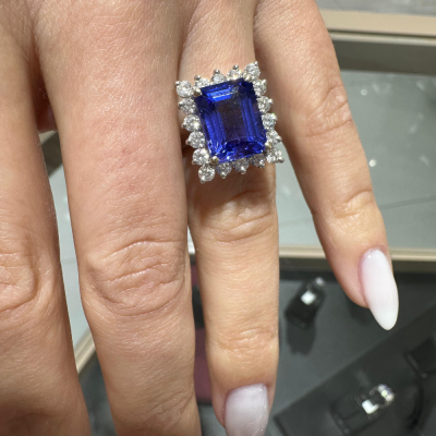 Ring with diamonds of 0.97 ct and Tanzanite of 4.54 ct