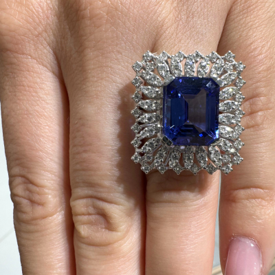 Ring with 1.10 ct diamonds and 7.20 ct Tanzanite