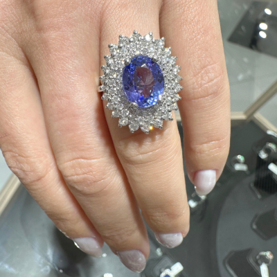 Ring with 1.24 ct diamonds and 2.25 ct Tanzanite