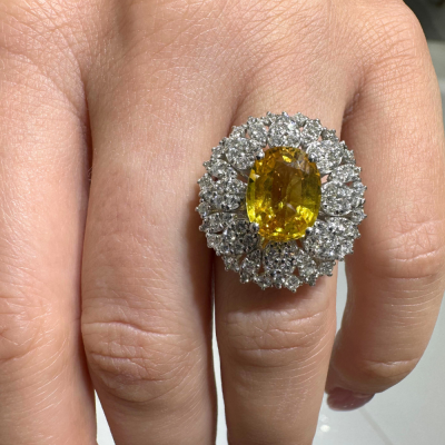 Ring with 1.33 ct diamonds and 3.76 ct yellow sapphire