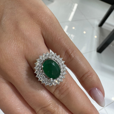 Ring with 1.37 ct Diamonds and 2.93 ct Emerald