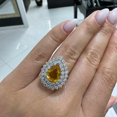 Ring with 1.53 ct diamonds and 2.84 ct yellow sapphire