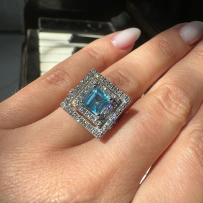 Ring with 1.61 ct diamonds and 1.32 ct Blue Topaz