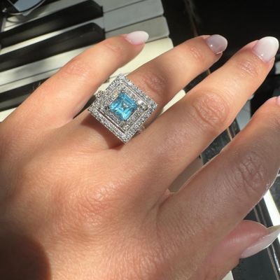 Ring with 1.61 ct diamonds and 1.32 ct Blue Topaz