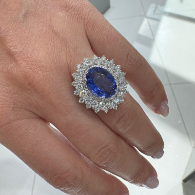 Ring with 2.18 ct diamonds and 5.08 ct Tanzanite