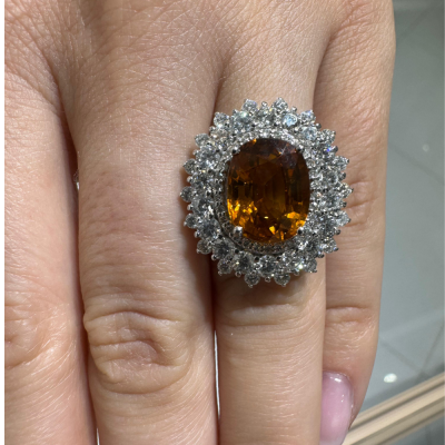 Ring with 2.22 ct diamonds and 5.53 ct yellow sapphire