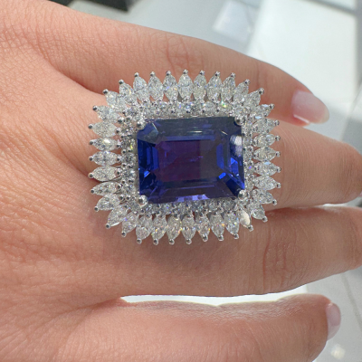 Ring with 3.01 ct diamonds and 10.76 ct Tanzanite