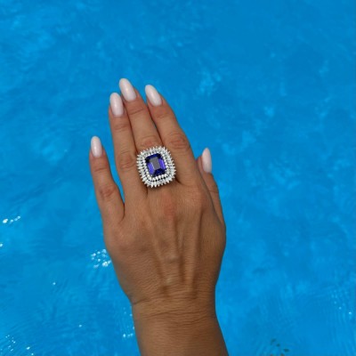 Ring with 3.01 ct diamonds and 10.76 ct Tanzanite