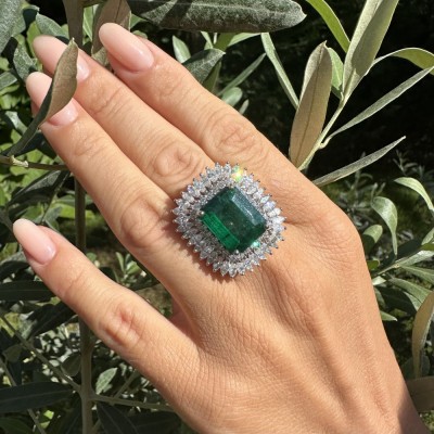 Ring with 3.32 ct Diamonds and 8.05 ct Emerald