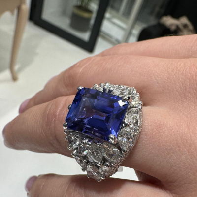 Ring with 5.19 ct Diamonds and 6.10 ct Tanzanite