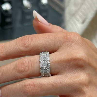 Ring with 2.83 ct Emerald diamonds and 1.64 ct side diamonds