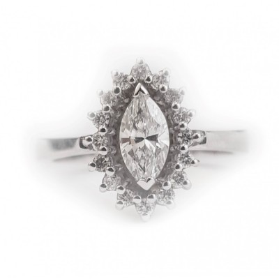 Ring with a central diamond of 0.42 ct and side diamonds of 0.22 ct