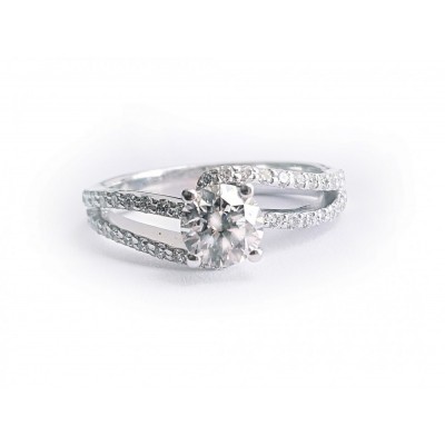 Engagement ring with central diamond of 0.71 ct and side diamonds of 0.36 ct