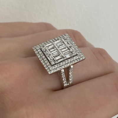 Ring with 0.96 ct Diamonds and 0.96 ct Baget diamonds