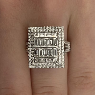 Ring with 0.96 ct Diamonds and 0.96 ct Baget diamonds