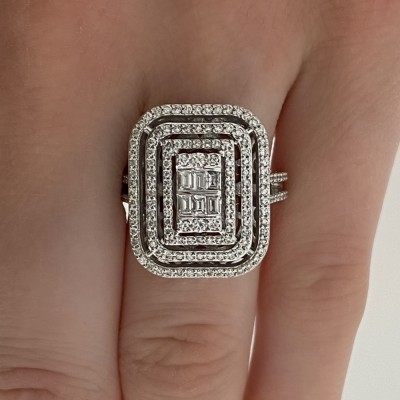 Ring with 0.19 ct Baget Diamonds and 0.73 ct round diamonds