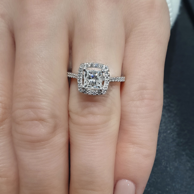 Ring with 1.04 ct center diamond and 0.30 ct side diamonds