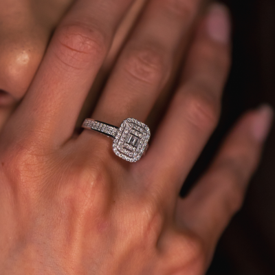 Ring with 0.13 ct Baget Diamonds and 0.68ct round diamonds 