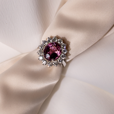 Ring with 3.79 ct Spinel and 1.46 ct diamonds