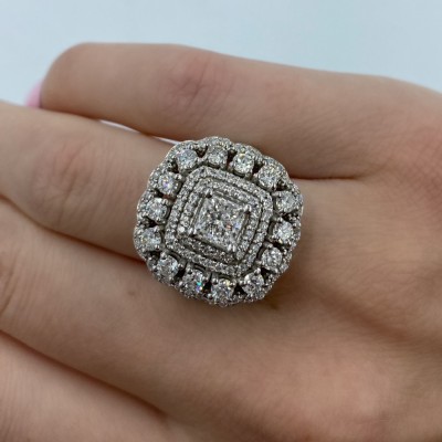 Ring with 1.03 ct center diamond and 2.06 ct side diamonds