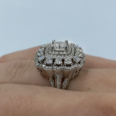 Ring with 1.03 ct center diamond and 2.06 ct side diamonds