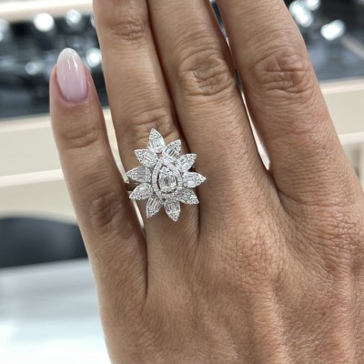 Ring with 0.48 ct Baget Diamonds and 0.43 ct round diamonds