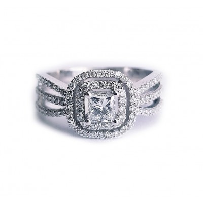 Ring with 0.34 ct Princess center diamond and 0.39 ct side diamonds