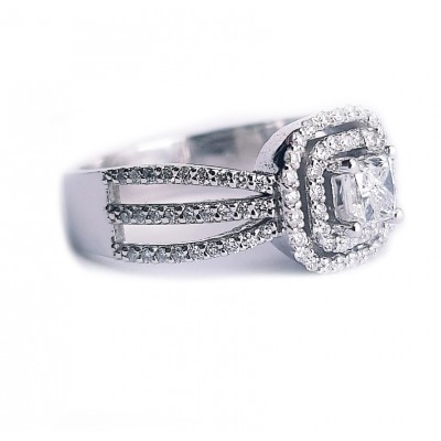 Ring with 0.34 ct Princess center diamond and 0.39 ct side diamonds