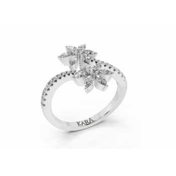 Ring with Marquise Cut diamonds of 0.28 ct and round diamonds of 0.19 ct