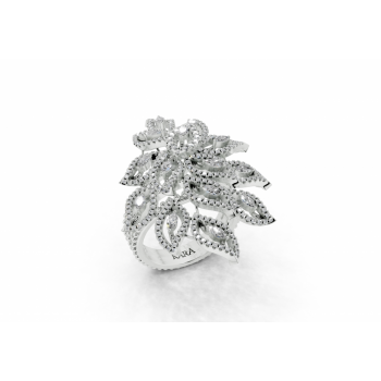 Ring with 0.31ct Marquise Cut diamonds and 0.55ct round diamonds