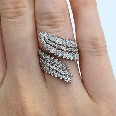 Ring with 1.00 ct Marquise diamonds and 0.61 ct round diamonds