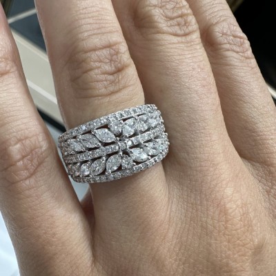 Ring with 1.23 ct Marquise diamonds and 0.68 ct round diamonds