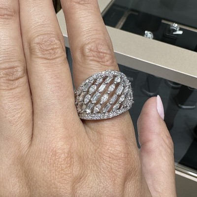 Ring with 2.08 ct Marquise Diamonds and 0.56 ct round diamonds