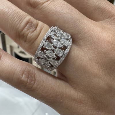 Ring with 2.76 ct Marquise Diamonds and 0.37 ct round diamonds