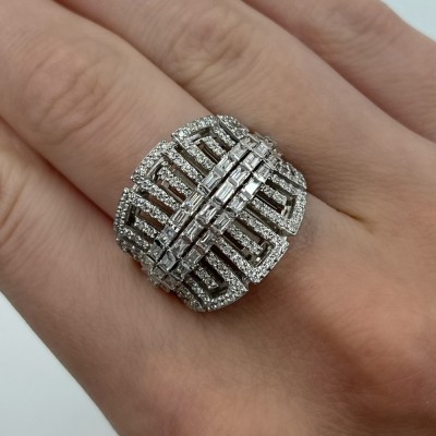 Ring with 0.89 ct Baget Diamonds and 0.72 ct round diamonds