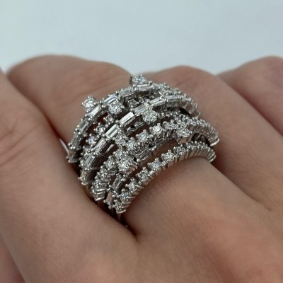 Ring with 1.34 ct Baget Diamonds and 1.72 ct round diamonds