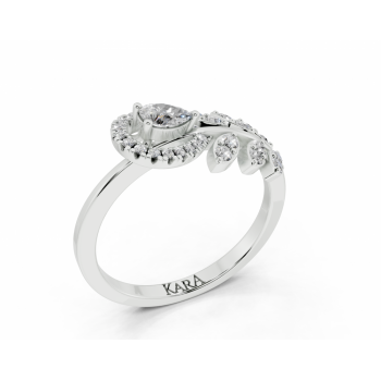 Ring with Pear Cut diamonds of 0.14 ct and round diamonds of 0.22 ct