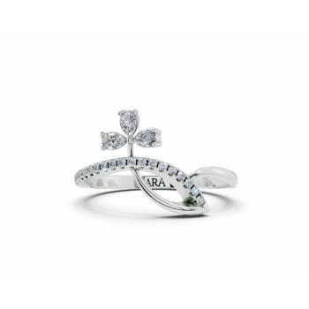 Ring with Pear Cut diamonds of 0.16 ct and round diamonds of 0.10 ct
